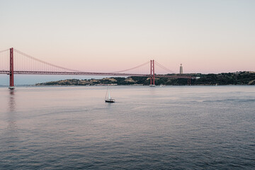 Obraz premium Pink Sunset Over the Tagus River