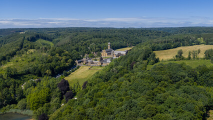vue aérienne de l'Abbaye d'Orval en Belgique, dans un écrin de verdure