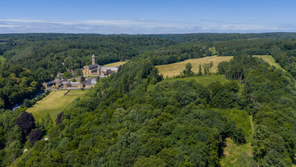 vue aérienne de l'Abbaye d'Orval en Belgique, dans un écrin de verdure