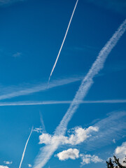Viele Kondensstreifen am blauen Himmel