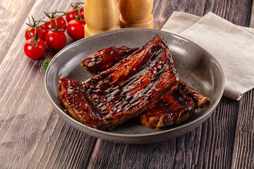Grilled pork ribs with barbecue sauce