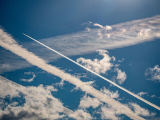 Viele Kondensstreifen am blauen Himmel