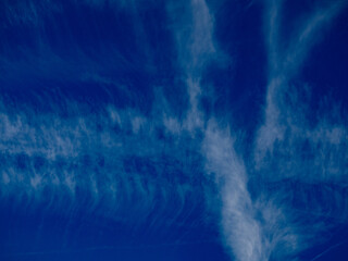 Viele Kondensstreifen am blauen Himmel