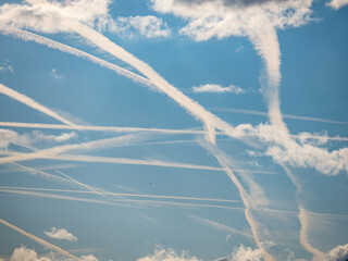 Viele Kondensstreifen am blauen Himmel