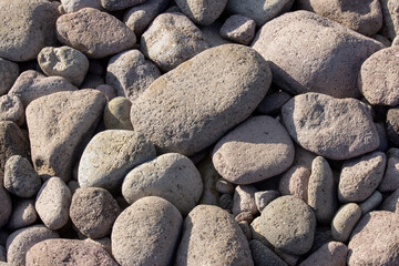 神奈川県真鶴町の海岸に広がる大小様々なゴロタ石。自然素材としての質感やテクスチャ、背景用途に最適。釣りやアウトドア、海岸の自然環境を伝えるイメージとして活用できる写真素材です。

