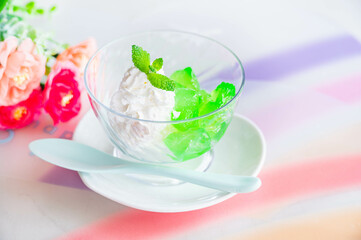 カラフルわらび餅のホイップクリーム添え