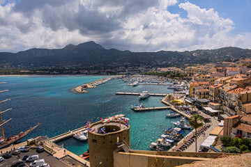 Vue sur la ville de Calvi, son port, la baie, depuis la Citadelle en Corse en France