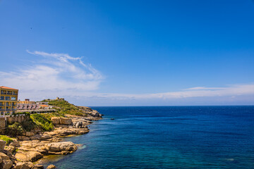 La côte et la mer méditerranée à Calvi en Corse en France