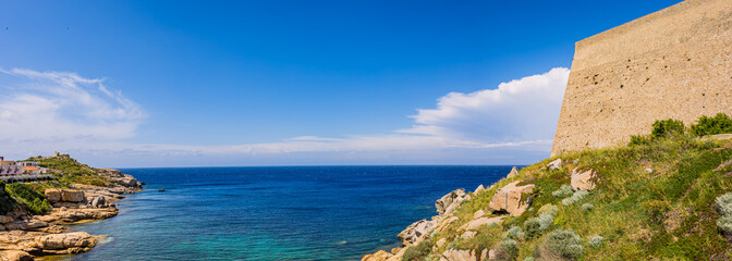 Panorama de la mer méditerranée et la Citadelle de Calvi en Corse en France