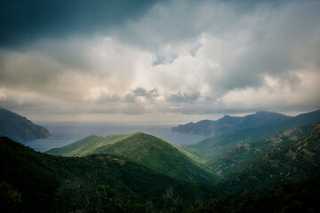 Obraz premium Vue de la côte et de la mer méditerranée depuis la commune de Partinello Vetriccia en Corse en France un soir d'orage