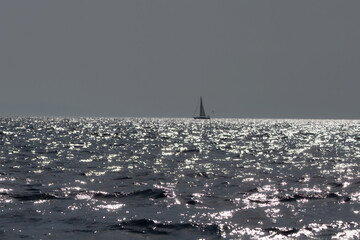 Velero en mar abierto