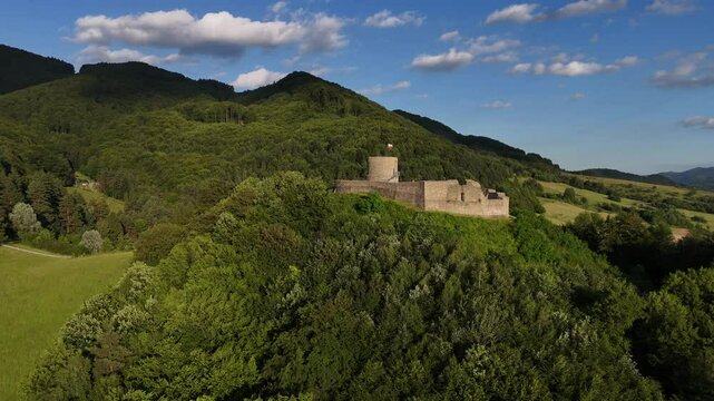 Widok z drona na zamek średniowieczny w Rytrze