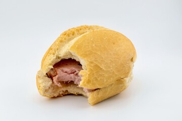 angebissenes Fleischkäsebrötchen