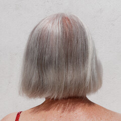 Cheveux gris et blanc en gros plan