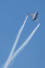 Avión de combate haciendo acrobacias