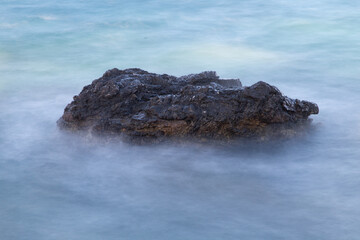  Roccia scura nell'azzurro profondo