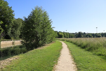 Le pré-Manche, grand parc public et parc de loisirs, ville de Crécy la Chapelle, département de...