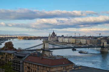Obraz premium View from Budapest over the Danube river with impressive buildings and bridges