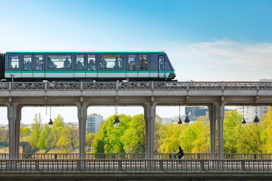 The Bir Hakeim Bridge