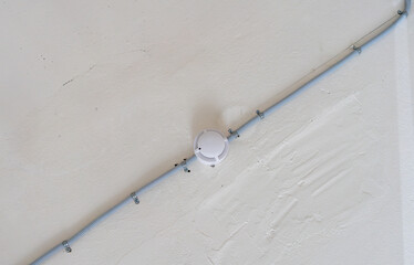 Installation of a fire alarm system on the ceiling.Installation of smoke detectors in the room.Fire safety.