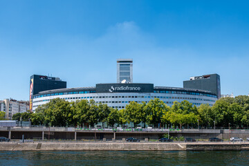 Naklejka premium Paris, France - 30 juin 2025: Vue de la Maison de la Radio et de la Musique, également appelée Maison de Radio France, siège social de Radio France, société gérant les radios publiques françaises