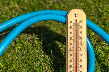 Measuring the temperature at high noon in the garden, a dangerous temperature for the grass
