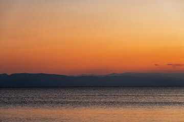 Obraz premium Beautiful sunset with clouds over the lake.