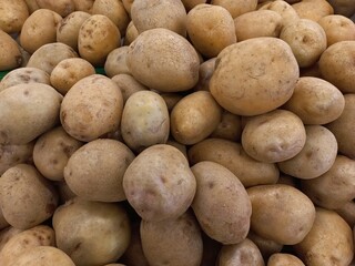 Fresh potatoes sold in the market. Potatoes contain many nutrients that are good for the body.