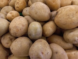 Fresh potatoes sold in the market. Potatoes contain many nutrients that are good for the body.