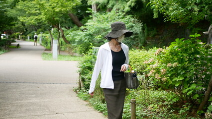 公園を散策する女性