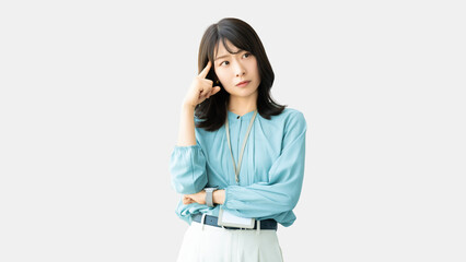 考えごとをする女性・ビジネスウーマン