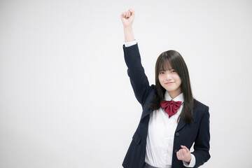ガッツポーズをする女子高生の上半身　白背景