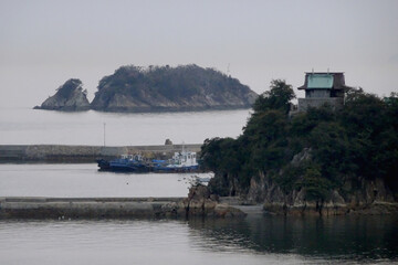日本：鞆の浦／津軽島をバックにした淀姫神社と防波堤／広島県福山市