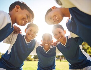 緑のフィールドに響く友情の輪 少年サッカーチーム