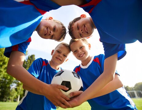 緑のフィールドに響く友情の輪  少年サッカーチーム