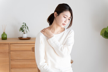 肩こりのミドル女性