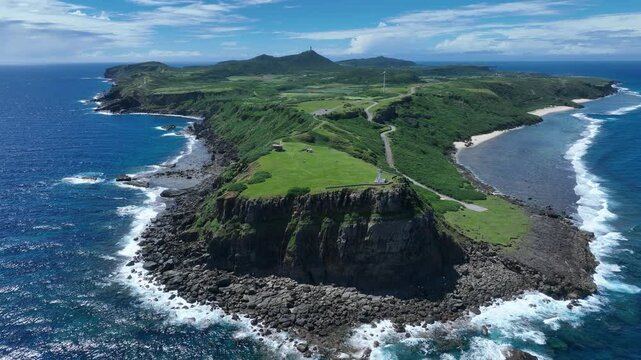 海上から望む与那国・東崎展望台の絶景