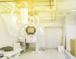 A high-tech X-ray machine in a medical room, featuring advanced equipment and intricate wiring. It’s ready to provide clear and detailed imaging for diagnostics.