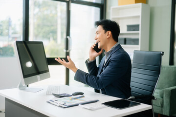 Obraz premium Asian businessman are delighted and happy with the work they do on their tablet, laptop and taking notes