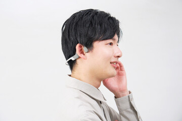 男性　骨伝導イヤホン　20代　白背景