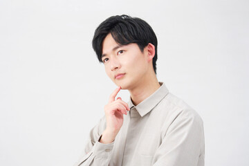男性　20代　考える　白背景