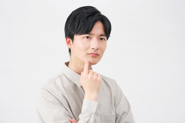 男性　20代　考える　白背景