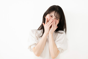 笑顔で喜ぶ女性