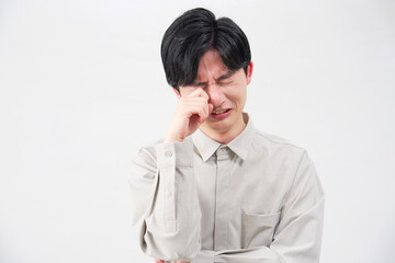 男性　20代　泣く　白背景
