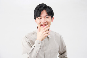 男性　20代　笑顔で驚く　白背景