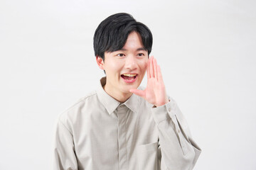 男性　20代　話しかける　白背景
