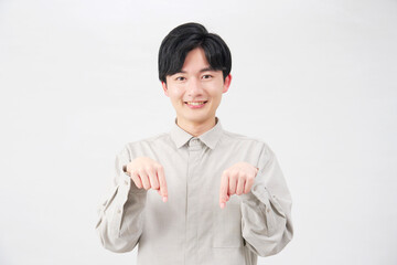 下を指差す男性　20代　白背景