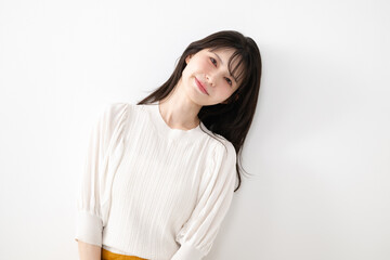 笑顔で喜ぶ女性