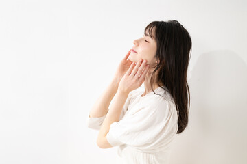 Fototapeta premium 白い背景の前で笑顔の女性