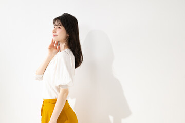 スキンケアをする女性